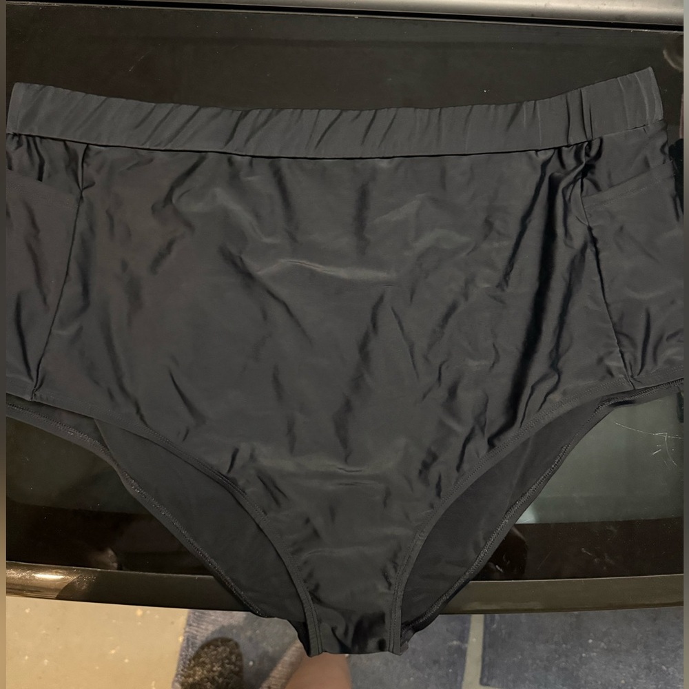 Torrid Swim Bottom with pockets size 4